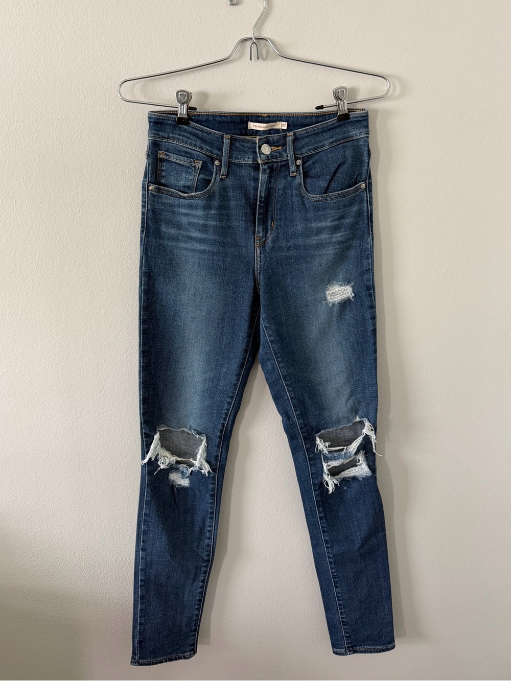 Levi's Dark Wash Distressed Women's Skinny Jeans